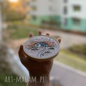 Domek wyszywany w tamborku - haftowany obrazek handmade