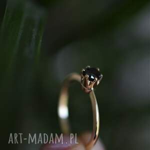 złoty zaręczynowy pierścionek z czarnym diamentem
