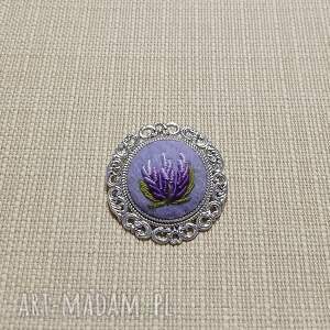 ręcznie haftowana broszka dla natalii, boho biżuteria, stylowo, dzień matki