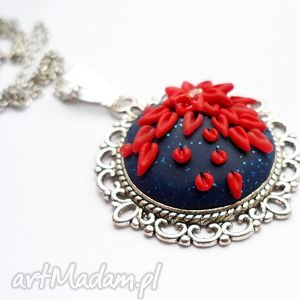 naszyjnik z kwiatem czerwonym fimo, granatowy, elegancki embroidery
