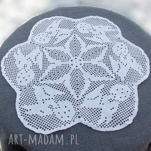 na Wielkanoc zajączki z pisankami 41cm, serwetka szydełkowa