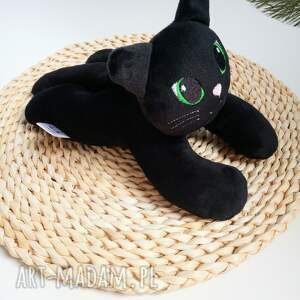 pluszowy czarny kotek, kocurek maskotka, leżący kot