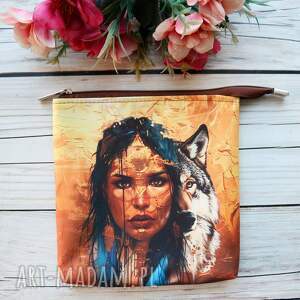 kosmetyczka płaska do torebki kobieta z wilkiem, saszetka