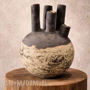 Wazon ceramiczny Earth"s Breath - ręcznie lepiona rzeźba z siedmioma otworami