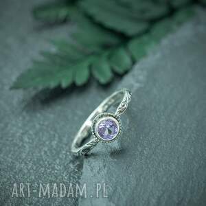 srebrny pierścionek flora z ametystem i serduszkiem, fioletowym