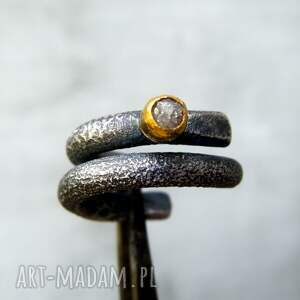 surowy diament - masywny pierścień pierścionek z diamentem