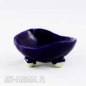 handmade ceramika piękna, granatowa miseczka ceramiczna, na trzech okrągłych nóżkach