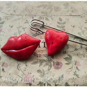 Miłosne broszki, ceramika, usta, serca, agrafka