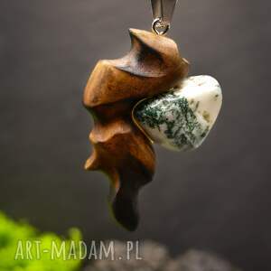 ręcznie rzeźbiony wisiorek - orzech, agat mszysty biżuteria z duszą natury
