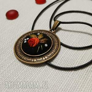 Ręcznie haftowany wisior KONGO, haft brazylijski, na filcu