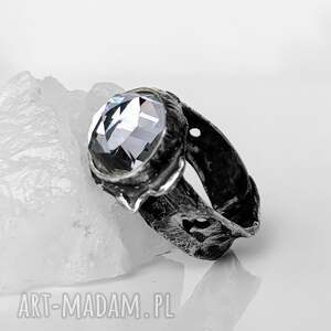 round srebrny pierścionek z kryształem swarovskiego, metaloplastyka srebro