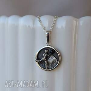 Prezent srebrny naszyjnik z biegaczem, górami i onyksem, górska