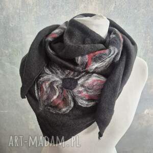 Czarna chusta handmade wełniana, elementy filcowane to wełna merynosów