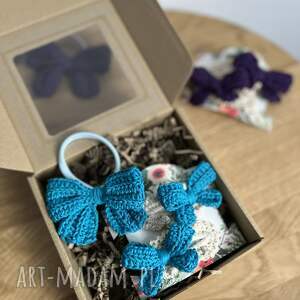 Zestaw prezentowy: dwie spinki z szydełkową falbanką i kokardami gumka, do włosów, prezent dla dziewczynki