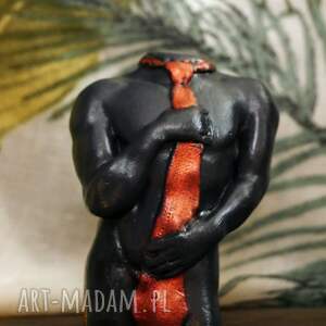 rzeźba z gipsu figurka mężczyzny w czerwonym krawacie wys 8,2