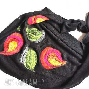 ręcznie wykonane chustki i apaszki czarna chusta handmade wełniana, elementy filcowane