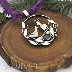 srebrny wisior w ciszy lasu, natura sarenki, jeleń, fiolet, medalion