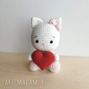 maskotki kotek z czerwonym serduszkiem na szydełku, walentynki