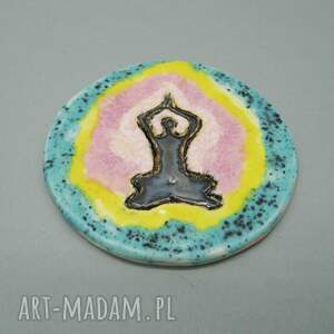 handmade ceramika joga radość życia - kolorowa podkładka z pozą jogi