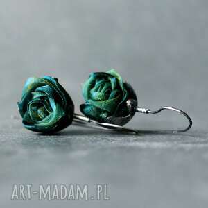 srebrne kolczyki wiszące różyczki zielone różą tkaniny biżuteria
