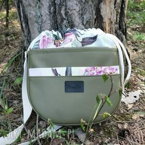 Oliwkowa torebka crossbody z kwiecistym kominem
