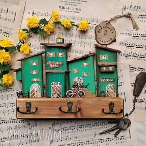 wieszak z zielonymi domkami no 1 na klucze prezent, drewniane domki