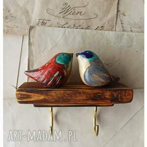 wieszak z parą barwnych ptaszków, ceramika, drewno, ptaki