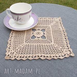 Beżowa kwadratowa serwetka 23,5cm, na szydełku