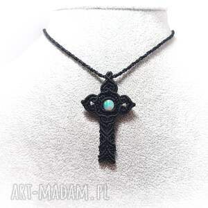 krzyżyk z opalem naturalnym w makramie pleciony czarny naszyjnik regulowany