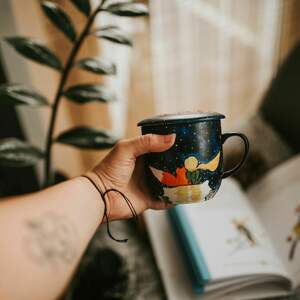 kubek mały książę z zaparzaczem i - Dom ceramika