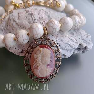 naszyjnik camea korale howlit de lux kulki złote koraliki, naszyjnik camea wisiorek