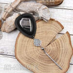 skórzany wisior z hiperstenem, biżuteria alternatywna