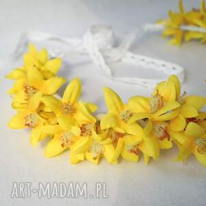 forsycja w porannym słońcu - wiosenny wianek komunijny z żółtych kwiatów