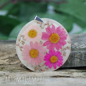 ręcznie robione naszyjniki naszyjnik z różowymi kwiatami na kremowym tle