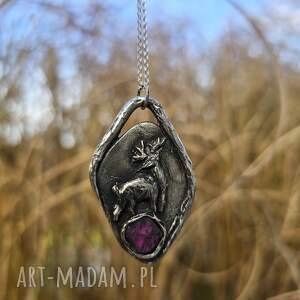 srebrny naszyjnik z rubinem i jeleniem srebro oksydowane leśna biżuteria