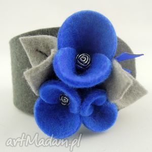 bransoletka z filcu - niebieskie bratki w szarościach, kwiatki, filcowa