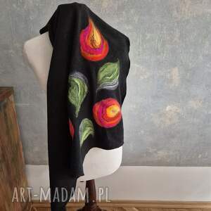 czarna chusta handmade wełniana, elementy filcowane to wełna merynosów, produkt