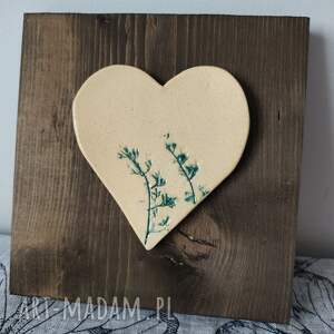 Ceramiczne serce na desce z gałązkami - dekoracja handmade