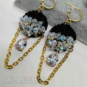 Czarne kolczyki szydełkowe z kryształkami łezkami i łańcuszkami