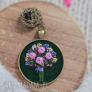 Naszyjnik bukiet z jasnoróżowymi różami i ametystem na ciemnozielonym, haft, kwiatów róże haftowane, kwiatowy