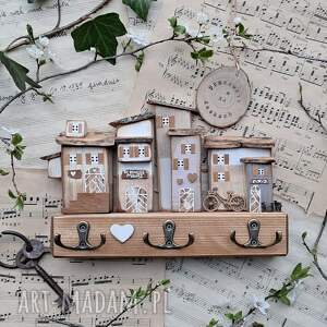 Prezent z jasnymi domkami no 1, wieszak - drewna