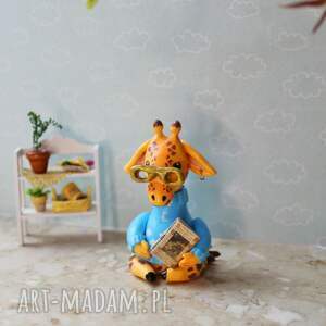 żyrafa w pochmurnym sweterku, bajkowa figurka miniaturowa figurka