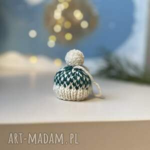 kocie motki ozdoba choinkowa, zawieszka, mini - czapeczka, biało-ciemnozielona