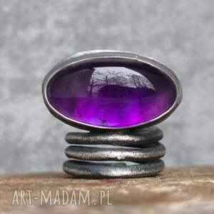 masywny piercień z ametystem, pierśccionek metystem