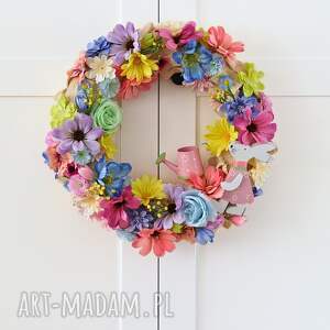 kwiatowy, wiosenny wianek z zającem na drzwi, ozdoba wielkanocna, dekoracja