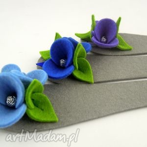 bransoletka z filcu wełnianego - niebieskie bratki na szarej bazie kwiatki