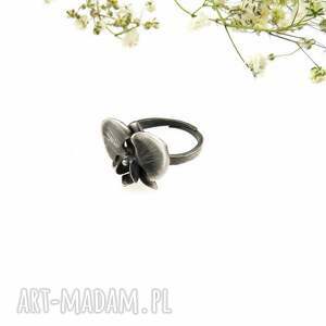 pierścionek srebrny oksydowany - orchidea mała regulowana, srebro 925, biżuteria