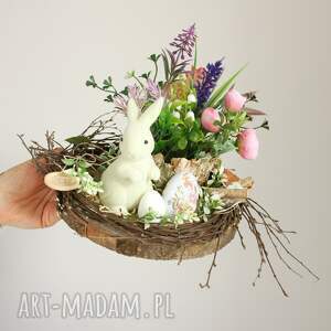 handmade dekoracje wielkanocne stroik na wielkanoc, królik i kwiatowa rabatka