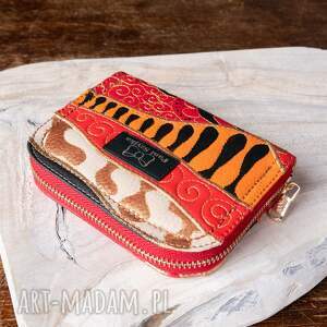 ręcznie malowany czerwony patchworkowy portfel damski, wegański
