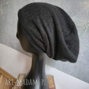 czapka wełniana czarna na podszewce bardzo miła i ciepła na mniejszą
